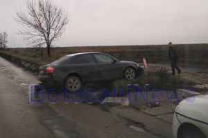 FOTO Accident la marginea Botoşaniului. Două maşini s-au ciocnit. Una a ieşit în decor