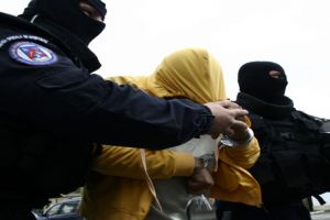 Violenta fara margini!:  Un copil de 15 ani a mers sa jefuiasca o pensionara. A daramat usa de la intrare