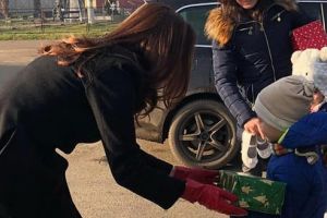 RESPECT! FOTO: Cadouri pentru copii şi vârstnici oferite de voluntarii Asociaţiei Civitas!