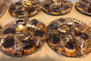 Târg de prăjituri în ajun de Crăciun la Beclean pentru un scop caritabil