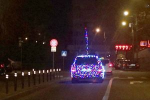 Maşina lui Moş Crăciun: Un orădean şi-a îmbrăcat maşina în luminiţe multicolore (FOTO)