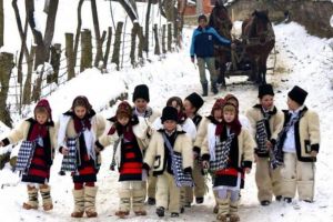 Vă lăsaţi copiii la colindat? Sfaturile poliţiştilor