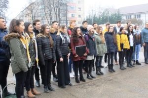 VIDEO: Elevii Liceului de Arte ”Ghe. Tăttărăscu” i-au colindat pe pompierii focşăneni