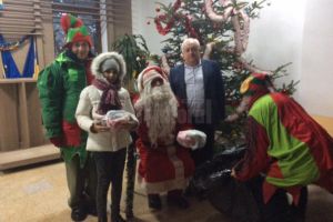 Moş Crăciun a împărţit daruri copiilor la primăria rădăuţeană