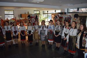 Măşti tradiţionale, realizate de elevi ai Şcolii „Miron Costin”, expuse la Centrul ...