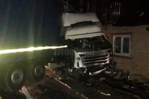 A zburat cu tirul în casa unui sătean din Vama după ce i-a distrus şi gardul