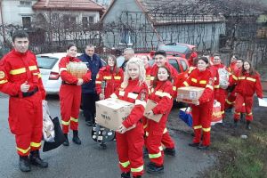 FOTO. Voluntarii ISU Satu Mare au adus bucurii în inimile vârstnicilor şi copiilor nevoiaşi