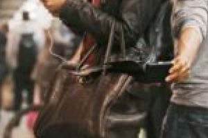 Atenţie la genţi şi buzunare în tren şi în staţiile acestora!