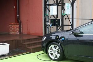 Posesorii de maşini electrice şi le pot încărca în staţia din curtea Companiei de Apă Oradea (FOTO)