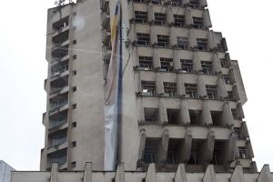 FOTO. Drapelul României, dat jos de pe Palatul Administrativ din Satu Mare