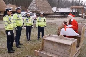 VIDEO Poliţiştii sibieni îl ajută pe Moş Crăciun să ajungă la copiii din judeţ cu cadouri
