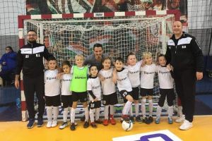 Micii fotbalişti de la Juventus Oradea s-au întors cu medaliile de bronz de la Cupa Crăciunului, de la Debreţin