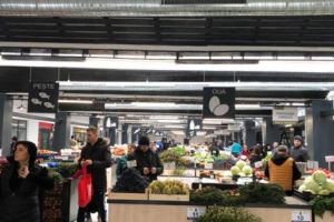 PIAȚA GĂVANA, ÎN AJUN, SUBȚIRE