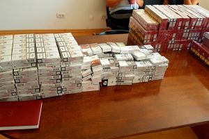 Doi bărbaţi au fost prinşi cu aproape 900 de pachete de ţigări de contrabandă