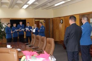 FOTO: Jandarmii „au descins” la Prefectura Vrancea | S-au putut auzi colinde tradiţionale româneşti