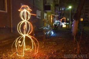 Bloc în sărbătoare: Orădenii de pe Galileo Galilei şi-au împodobit blocul de Crăciun (FOTO)