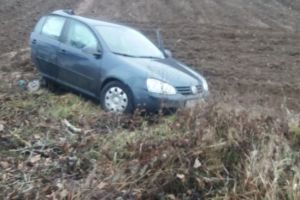 Accident rutier in afara localitatii Babadag. O masina a intrat intr-un copac (galerie foto)