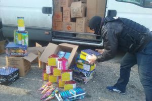 Poliţiştii au descins în Piaţa Someş. Sute de petarde au fost confiscate