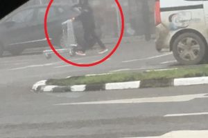 Portocalã, surprins camuflat pana in dinti, sa nu fie recunoscut pe strada! Obiectul controversat cu care a iesit din Bricodepot