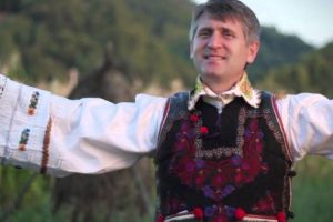 Cristian Pomohaci cântă de Crăciun la Deleni