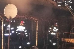 Interventie a pompierilor tulceni pentru stingerea unui incendiu la o casa (galerie foto)