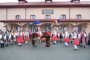 Alesii locali din Cumpana, colindati de ansamblurile Romancuta si Mugurasii Cumpenei (galerie foto)