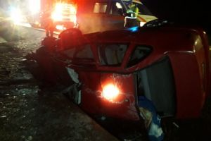 O maşină s-a răsturnat pe DN 17 la Ciceu Mihăieşti. Trei oameni au ajuns la spital (FOTO)