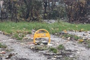 Fotografia zilei: Din lipsa locurilor de parcare, baimarenii recurg la diferite strategii pentru a le pastra si pe cele care mai sunt