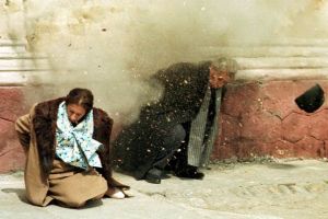 VIDEO: 25 decembrie 1989, în ziua de Crăciun, EXECUŢIA cuplului dictatorial Nicolae şi Elena Ceauşescu. POVESTEA plutonului care şi-a golit muniţia din Kalasnikov-ul AK-47 în trupurile ceauşeştilor