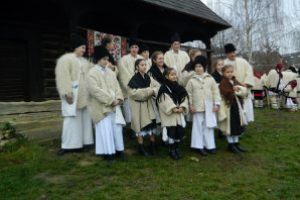 Obiceiul colindatului si masa de Craciun. In Maramures colindatorii merg din casa in casa sa anunte nasterea lui Isus