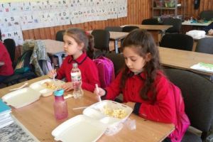 Două şcoli dâmboviţene fac parte din proiectul pilot „Masă caldă în şcoli”