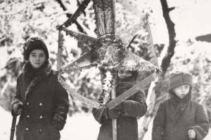 Crăciunul în perioada interbelică: Colindând cu trăistuţa în spate, plină cu covrigi, nuci, mere, mandarine, portocale şi bomboane