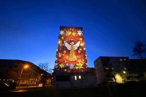 SPECTACULOS. Blocurile din Satu Mare, îmbrăcate în haine de sărbătoare!