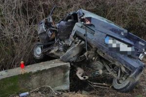 Foto: Accident MORTAL în ziua de Crăciun. Un tânăr de 16 ani şi-a pierdut viaţa, după ce s-a izbit cu maşina de un cap de pod