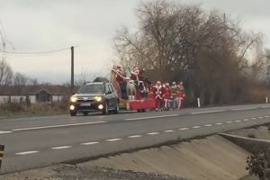 Show la Livezile în Ajun. Moş Crăciun a traversat satul  într-un car alegoric (VIDEO)