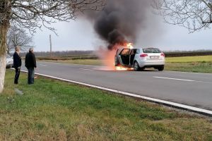 Judetul Constanta: Incendiu pe DN3, la iesire din Cobadin. O masina, cuprinsa de flacari