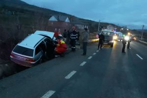 Accident la Crainimăt. O maşină cu trei persoane a lovit un cap de pod (FOTO)