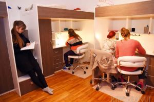 Casa meritelor: Un grup de fete cuminţi de la ţară sunt ajutate de o asociaţie norvegiană să-şi continue studiile la Oradea (FOTO)