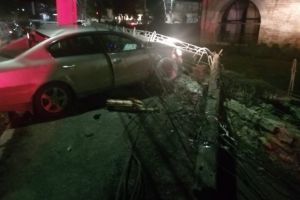 Judetul Tulcea: Accident rutier in Babadag. Un sofer a intrat cu masina in gardul unui imobil, dupa care a fugit de la locul faptei 