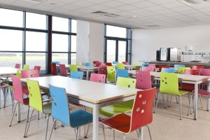 Masă caldă pentru elevii din şcoli: Proiect pus în dezbatere OUG de către Ministerul Educaţiei