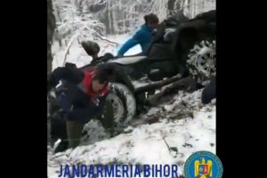 Prima intervenţie a jandarmilor montani din Bihor: Au ajutat doi tineri care au aterizat cu ATV-ul într-un copac (VIDEO)