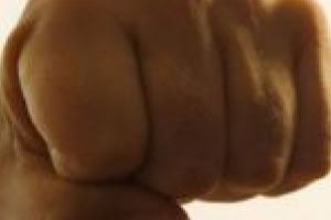 Pumni şi picioare împărţite într-un local din Caransebeş