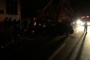 Bd. Republicii din Bistriţa, în beznă, după ce o maşină a lovit un stâlp (FOTO)