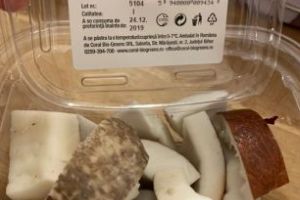 FOTO ȘTIREA TA. O experienţă ex…pirată. Nucă de cocos putrezită la un supermarket din Alba Iulia