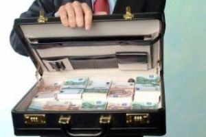 Germania – Un barbat a returnat un rucsac in care se aflau 16.000 de euro, uitat sub un copac