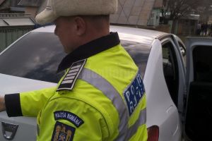 Un puştan de 17 ani a furat o maşină şi a plecat la plimbare deşi era băut şi nu avea ...