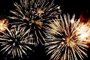 Revelion în stradă pentru alexăndreni, cu şampanie şi foc de artificii