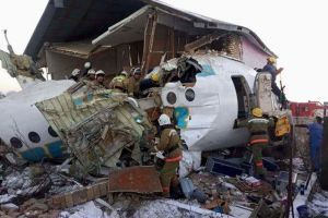 FOTO Avion prăbuşit în Kazahstan – Cel puţin 15 morţi şi 60 de răniţi