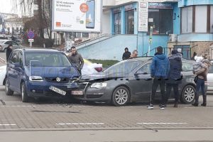 FOTO Accident într-o intersecţie din Botoşani! Impact puternic între două autoturisme