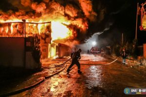 Fotoreportaj: Imagini de impact. Pompierii, eroii colectivi care au intervenit in incendiul din judetul Ilfov (galerie foto)